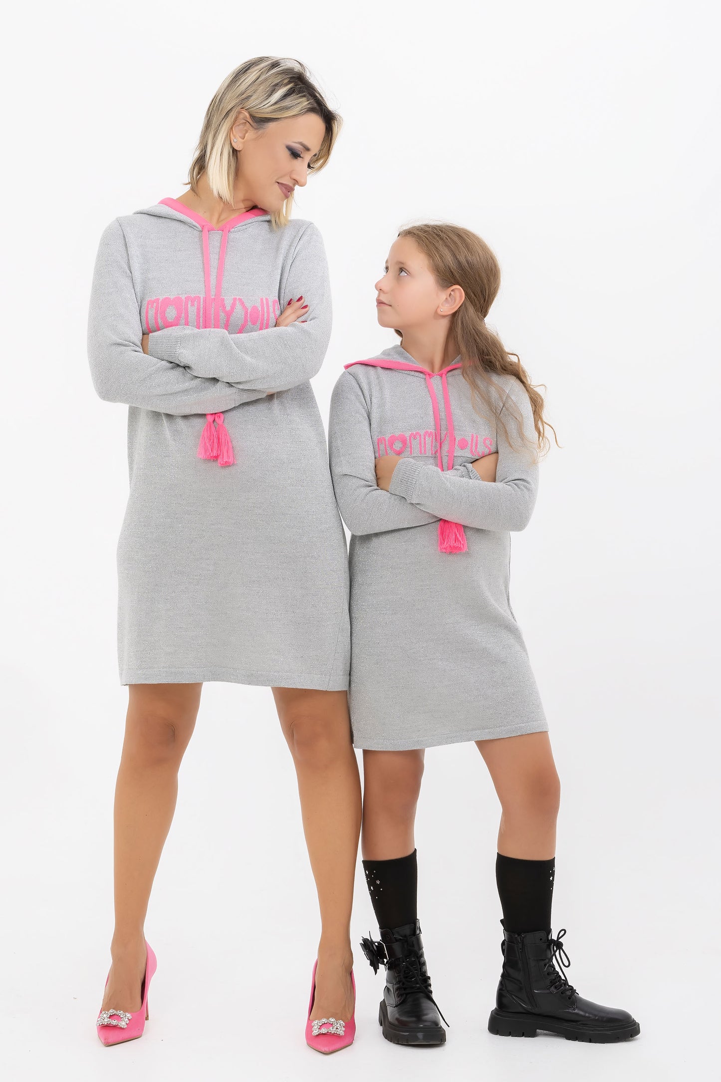 Maxipull argento con logo e profili rosa intenso.