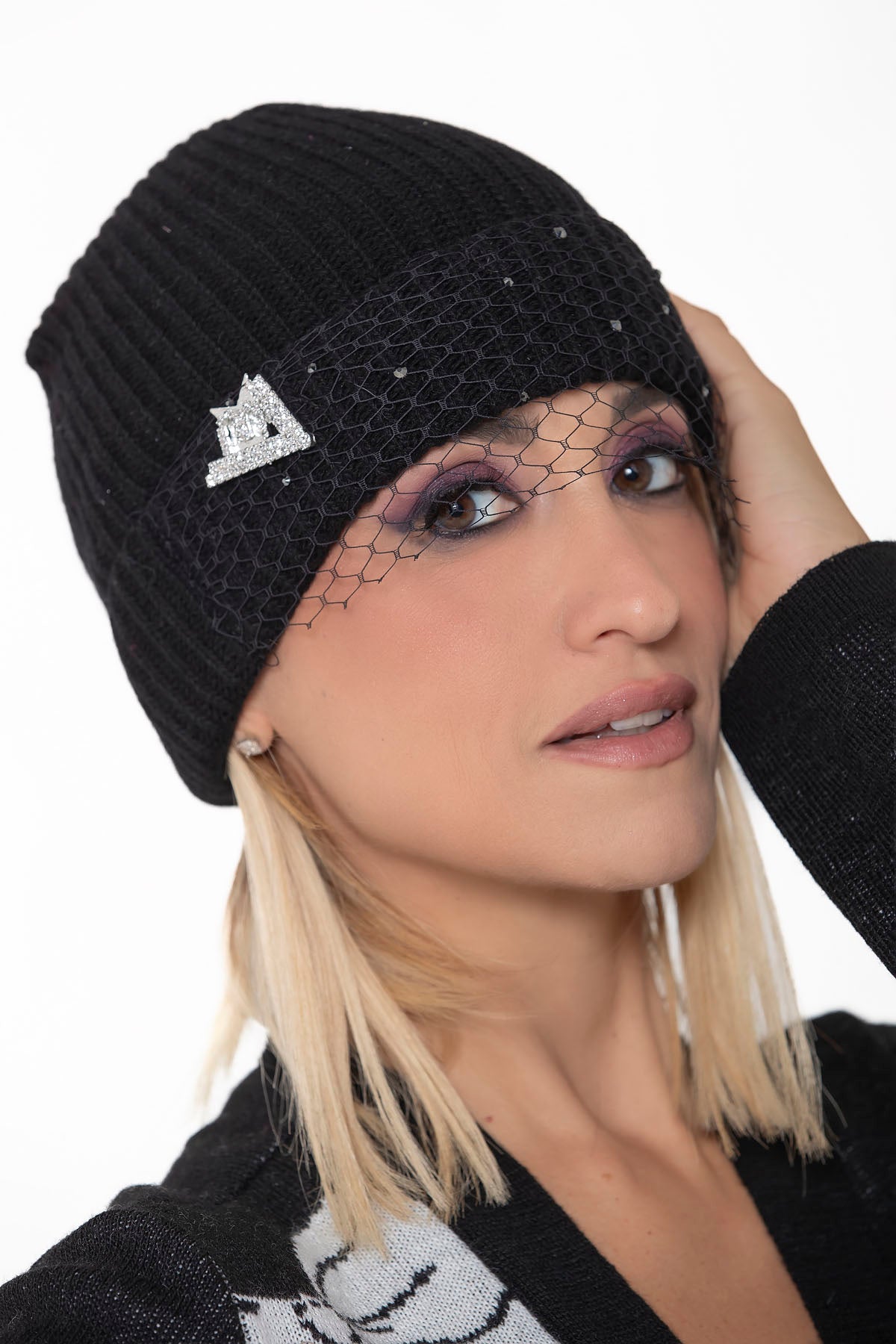 Cuffia con veletta, strass e spilla